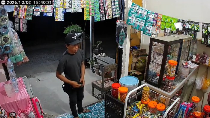 Pria di Polman pamer kelamin ke gadis penjaga warung kelontong.