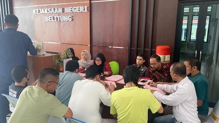 Proses penyerahan lima tersangka ke jaksa penuntut umum.