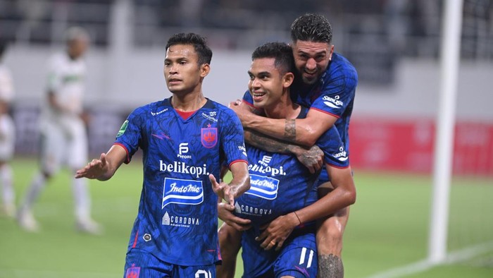 Para pemain PSIS Semarang berselebrasi usai mencetak gol ke gawang Adhyaksa FC Bekasi di Stadion Jatidiri Semarang, Sabtu (3/10/2026).