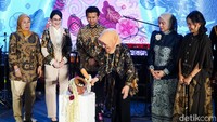 Ketua Bidang Usaha Dekranas, Ibu Metty Herindra, melakukan prosesi pemecahan kendi sebagai simbol resmi dibukanya rangkaian acara Batik Berlayar di kawasan Monumen Kapal Selam (Monkasel), Surabaya.