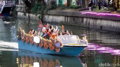 Potret Peringatan Hari Batik Nasional di Surabaya Diwarnai Parade Perahu
