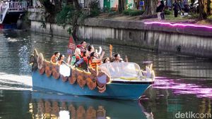 Potret Peringatan Hari Batik Nasional di Surabaya Diwarnai Parade Perahu