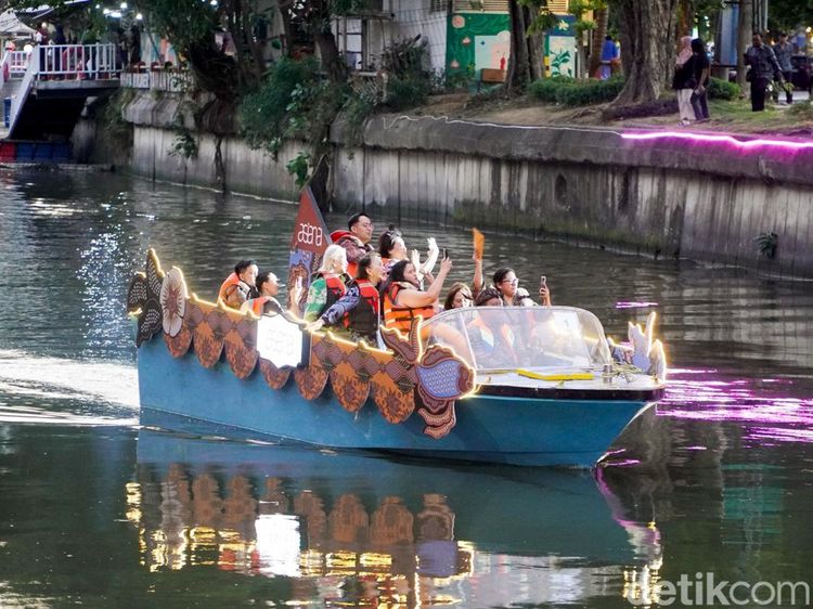 Potret Peringatan Hari Batik Nasional di Surabaya Diwarnai Parade Perahu