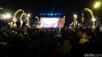 Keramaian tamu undangan dan warga tampak memadati area panggung utama di kawasan Monumen Kapal Selam (Monkasel), Surabaya, saat menghadiri pembukaan rangkaian acara Batik Berlayar dalam rangka menyambut Hari Batik Nasional.