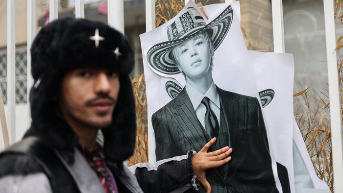 A BTS fan poses with merchandise after visiting the BTS POP-UP : ARIRANG, as other fans wait in line ahead of the South Korean Kpop group's two sold-out concerts at El Campin stadium on October 2 and 3, in Bogota, Colombia, October 1, 2026. REUTERS/Luisa Gonzalez