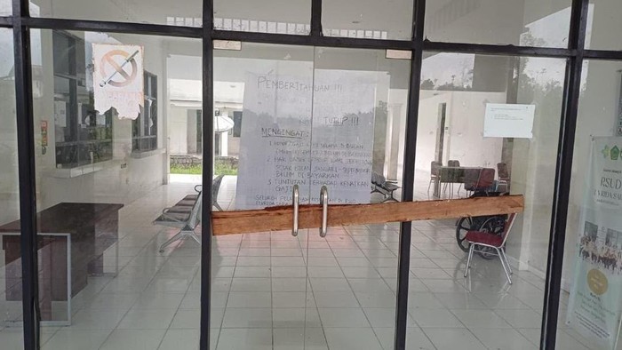 RSUD Elvrida Sara, tutup sementara akibat gaji nakes menunggak 5 bulan.