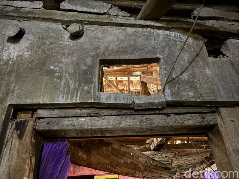 Rumah Milik Bu Eti di Plered yang Rusak Rumah milik Bu Eti di Plered, Purwakarta, yang rusak pada bagian plafonnya. Kini tempat tinggal Eti akan direnovasi lewat program BSPS.