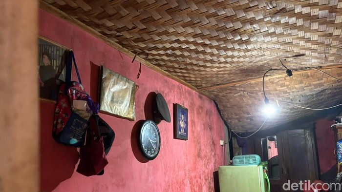 Rumah milik Bu Eti di Plered, Purwakarta, yang rusak pada bagian plafonnya. Kini tempat tinggal Eti akan direnovasi lewat program BSPS.