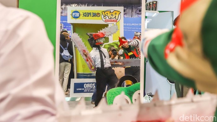 Sejumlah pengunjung menikmati pameran Comic Con di JIExpo Kemayoran, Jakarta Pusat, Sabtu (3/10/2026).
