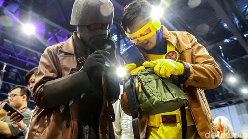Sejumlah pengunjung menikmati pameran Comic Con di JIExpo Kemayoran, Jakarta Pusat, Sabtu (3/10/2026).