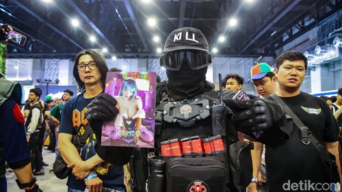 Sejumlah pengunjung menikmati pameran Comic Con di JIExpo Kemayoran, Jakarta Pusat, Sabtu (3/10/2026).