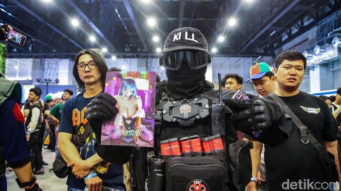 Sejumlah pengunjung menikmati pameran Comic Con di JIExpo Kemayoran, Jakarta Pusat, Sabtu (3/10/2026).