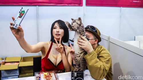 Sejumlah pengunjung menikmati pameran Comic Con di JIExpo Kemayoran, Jakarta Pusat, Sabtu (3/10/2026).