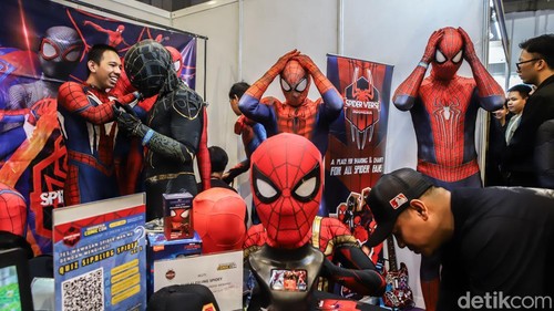 Sejumlah pengunjung menikmati pameran Comic Con di JIExpo Kemayoran, Jakarta Pusat, Sabtu (3/10/2026).