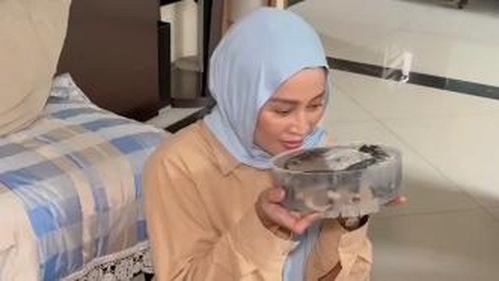 Shanty Denny Coba Puding Lele, Begini Reaksinya pada Suapan Pertama!