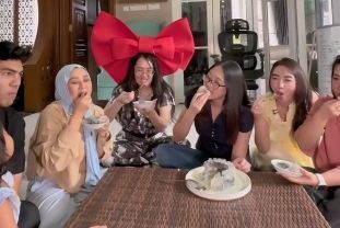 Shanty Denny Coba Puding Lele, Begini Reaksinya pada Suapan Pertama!