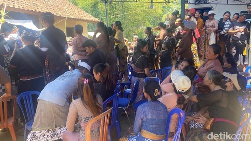 Suasana prosesi pemandian jenazah Gede Selamet di Desa Muncan, Kecamatan Selat, Karangasem, Sabtu (3/10/2026) (foto: I Wayan Selamat Juniasa)