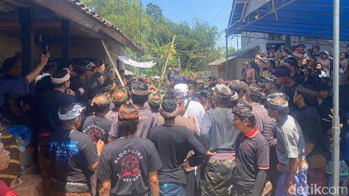 Suasana prosesi pemandian jenazah Gede Selamet di Desa Muncan, Kecamatan Selat, Karangasem, Sabtu (3/10/2026) (foto: I Wayan Selamat Juniasa)