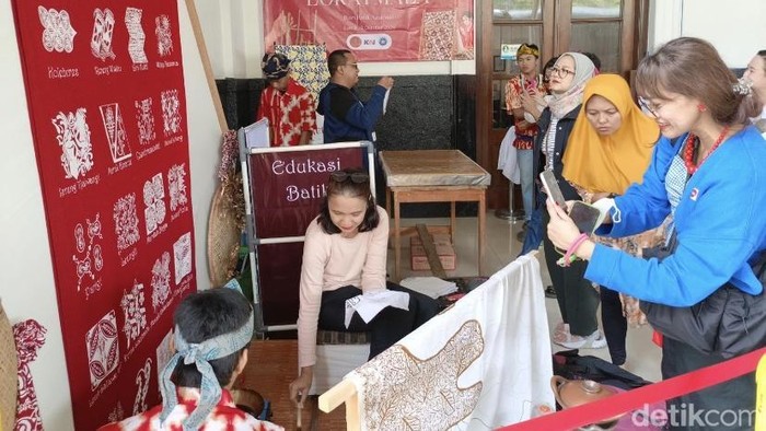 Suasana Stasiun Sukabumi di Hari Batik Nasional