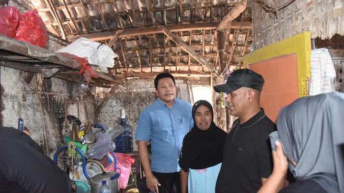 Subandi saat mengunjungi Rumah Tidak Layak Huni (RTLH).