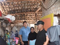 Subandi Serahkan 4 Kursi Roda-Benahi 2 Rumah Saat Blusukan ke Jabon
