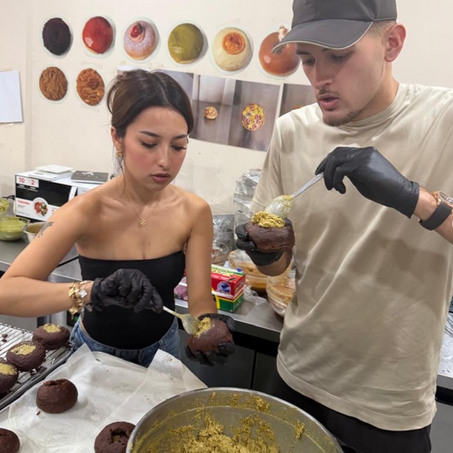 Sweet! Justin Hubner Bantu Jennifer Bikin Kue saat ke Chewys