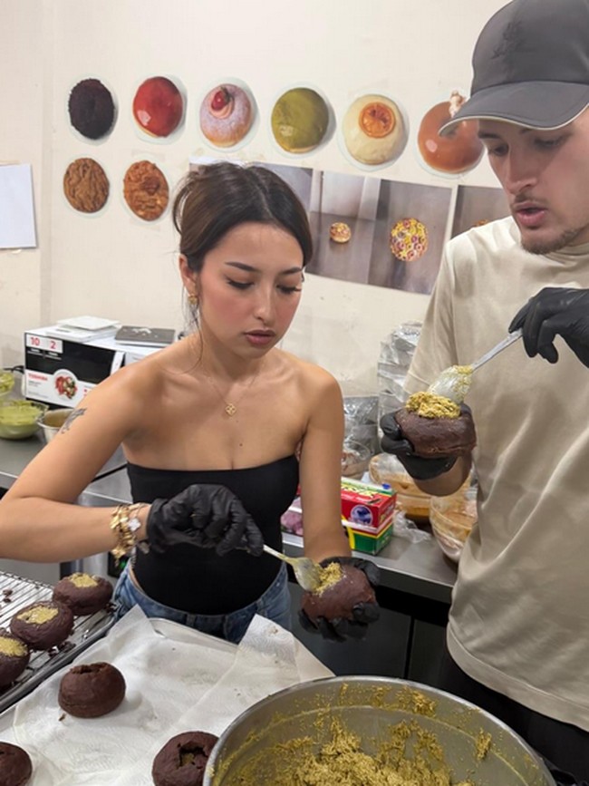 Sweet! Justin Hubner Bantu Jennifer Bikin Kue saat ke Chewys