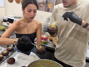 Sweet! Justin Hubner Bantu Jennifer Bikin Kue saat ke Chewys