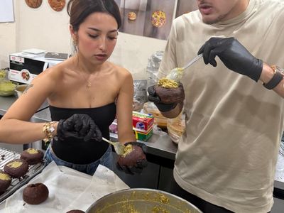 Sweet! Justin Hubner Bantu Jennifer Bikin Kue saat ke Chewys