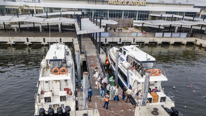 Foto udara kapal cepat Dinas Perhubungan DKI Jakarta berangkat membawa penumpang menuju Kepulauan Seribu dari Pelabuhan Muara Angke, Jakarta, Sabtu (3/10/2026). Pemprov DKI Jakarta melalui Dinas Perhubungan menyediakan layanan kapal cepat bagi warga yang ingin berwisata ke Kepulauan Seribu dengan pemesanan secara daring melalui https://Jaketboat.bankjakarta.co.id, dengan tujuan Pulau Untung Jawa, Pulau Pari, Pulau Lancang, Pulau Panggang, Pulau Pramuka, Pulau Payung, Pulau Tidung, Pulau Kelapa, dan Pulau Sabira serta tarif Rp44.000 hingga Rp74.000 per perjalanan. ANTARA FOTO/Fakhri Hermansyah/kye