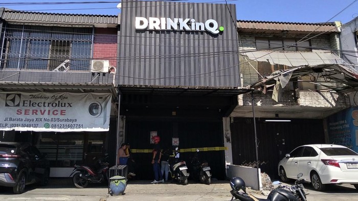Toko jual miras di Surabaya disegel.