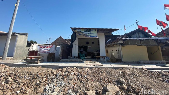 Toko penjahit milik Fatchurrohman yang terdampak proyek pelebaran jalan Wiyung-Menganti