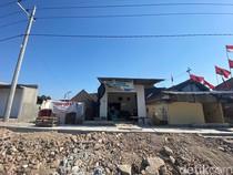Mengais Rupiah di Tengah Debu Proyek Pelebaran Jalan Wiyung-Menganti