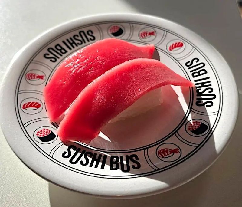 Unik! Ini Restoran Sushi Conveyor Belt dalam Bus Pertama di Jepang Unik! Ini Restoran Sushi Conveyor Belt dalam Bus Pertama di Jepang