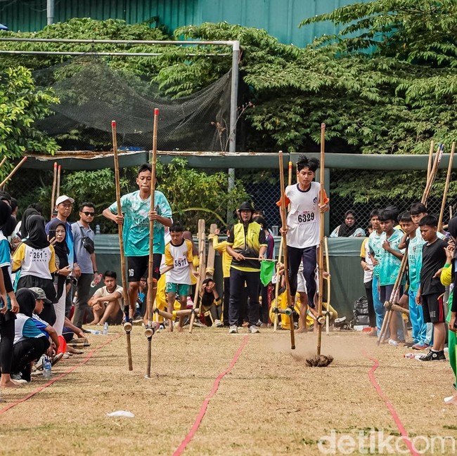Aksi Pelajar Jakarta Adu Ketangkasan dalam Kompetisi Olahraga Tradisional