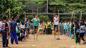 Aksi Pelajar Jakarta Adu Ketangkasan dalam Kompetisi Olahraga Tradisional