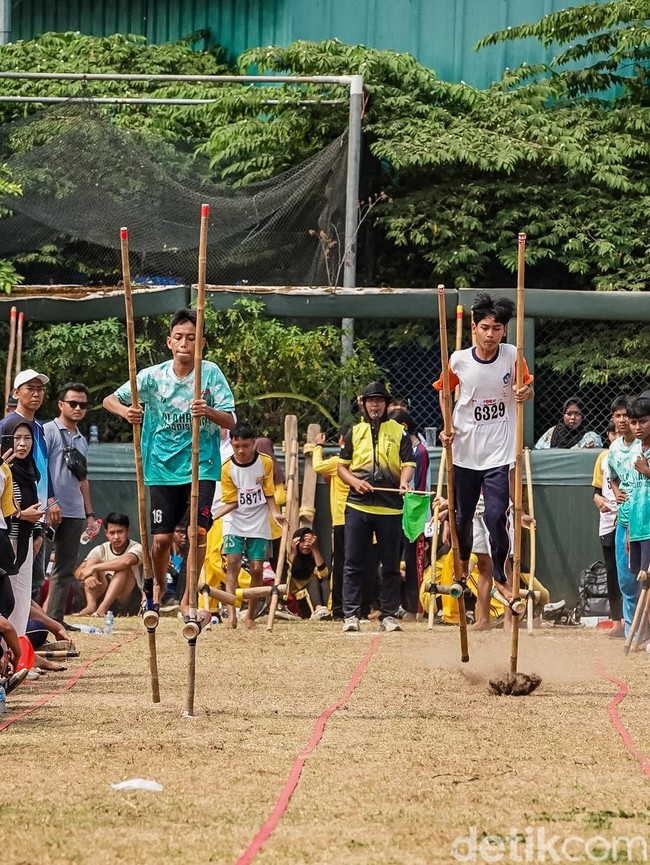 Aksi Pelajar Jakarta Adu Ketangkasan dalam Kompetisi Olahraga Tradisional