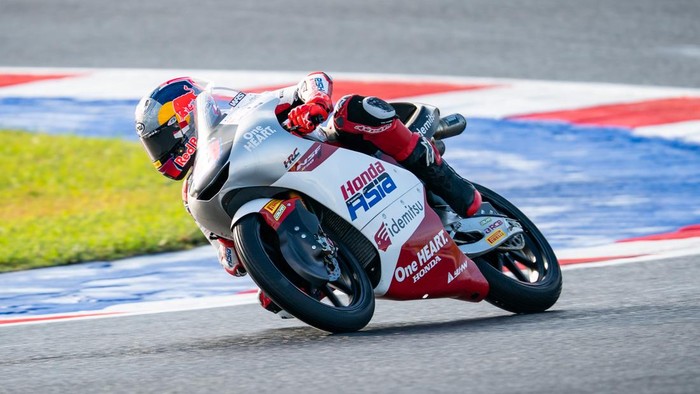 Aksi Veda Ega Pratama di Moto3 Misano 2026