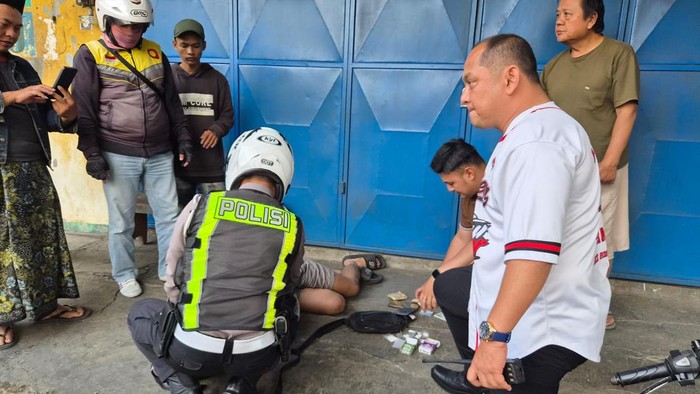 Anggota Satlantas Polres Batu bersama Kasat Lantas Polres Batu AKP Matheus Jaka Iswantara (pakaian putih) saat mengamankan pelaku