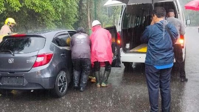 Anggota TNI ditemukan tewas dalam mobil di Mimika dengan luka tembak di dada.