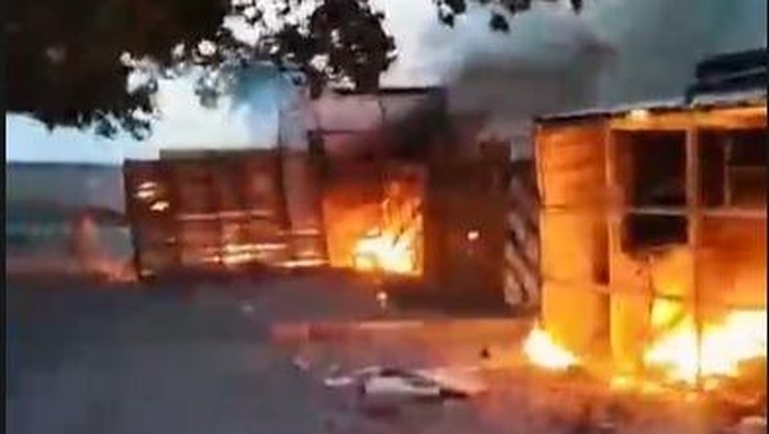 Bentrokan sengketa lahan di Luwu Utara berakibat 1 orang tewas dan kios terbakar.