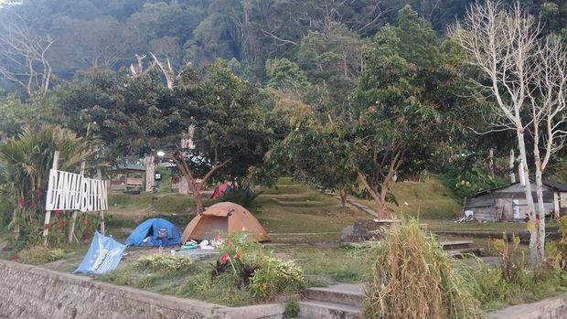 Berkemah di Tepi Danau Buyan Tenda berdiri di tepi Danau Buyan, Buleleng, Bali, Minggu (27/9/2026).