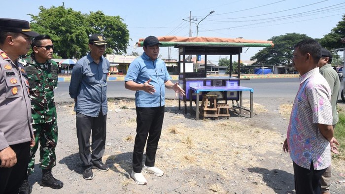 Bupati Sidoarjo Subandi di depan Polsek Jabon