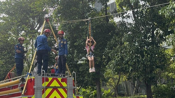 Damkar DKI Jakarta mengadakan flying fox di CFD Rasuna Said.