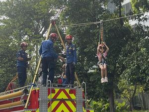 Damkar Adakan Flying Fox Gratis di CFD Rasuna Said, Warga Antusias Jajal