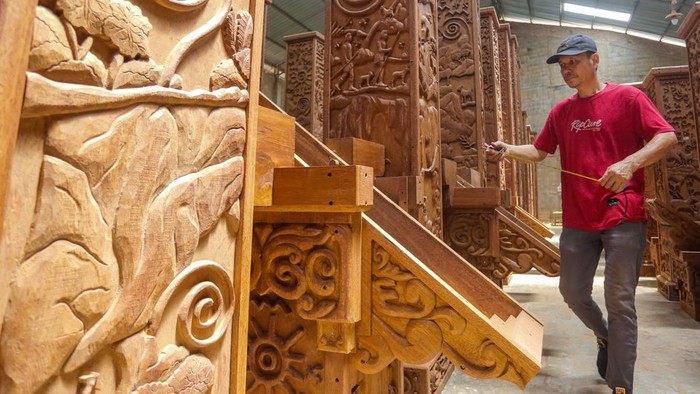 Pekerja menyelesaikan pekerjaan akhir dari kerajinan mebel sebelum ekspor di Bandengan, Jepara, Jawa Tengah, Sabtu (3/10/2026). Himpunan Industri Mebel dan Kerajinan Indonesia (HIMKI) menargetkan industri mebel dan kerajinan Indonesia dapat mencapai target ekspor 6 miliar dolar AS pada 2031 dan 25 miliar dolar AS pada 2045 dengan strategi melalui peningkatan produktivitas, desain, kualitas, teknologi, keberlanjutan serta daya saing. ANTARA FOTO/Nirza/app/agr