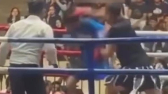 Dede Sunandar pingsan usai dipukul Vicky di ring tinju