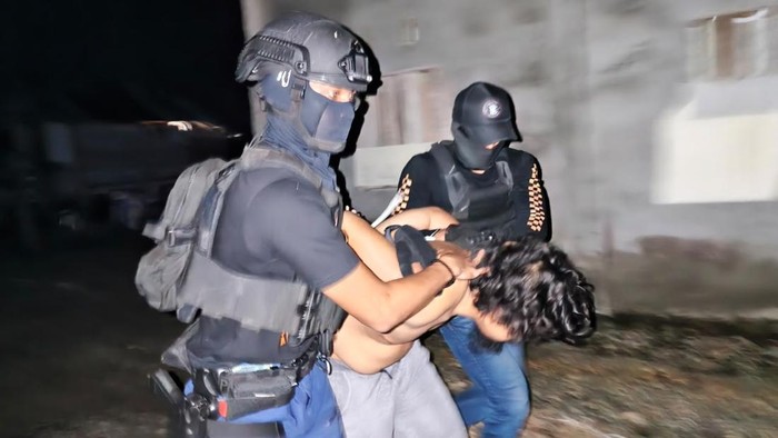 Densus 88 Antiteror Polri menangkap 12 tersangka terorisme di 6 provinsi.