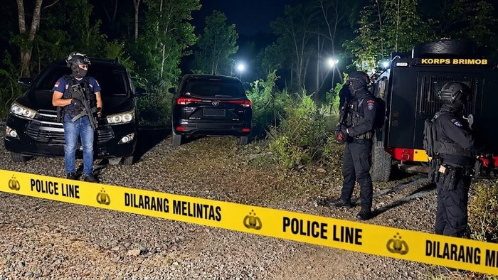 Densus 88 menangkap 3 terduga teroris di dua kabupaten berbeda di Sulteng.
