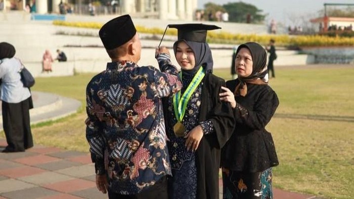 Dini, wisudawan terbaik Unesa